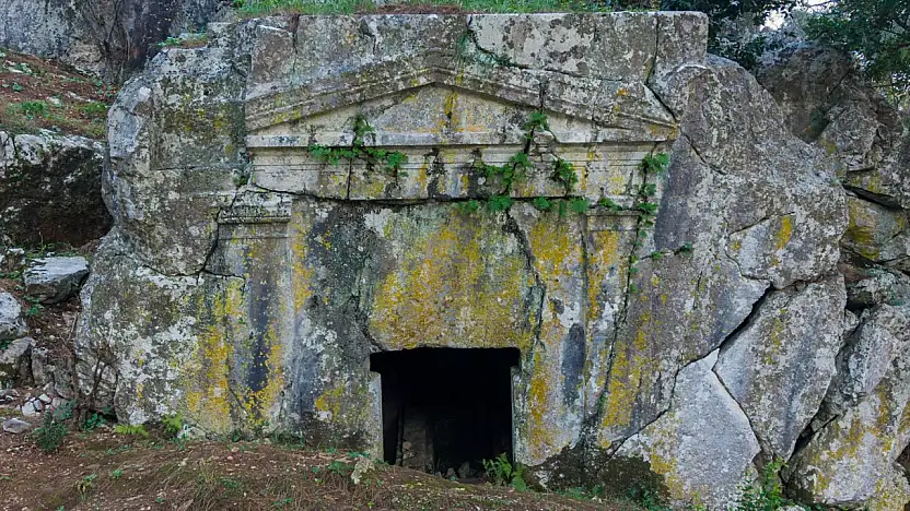 2 Bin 400 Yıllık kaya mezarı koruma altında