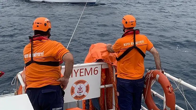 3 kişinin bulunduğu 22 metrelik tekne facianın eşiğinden döndü