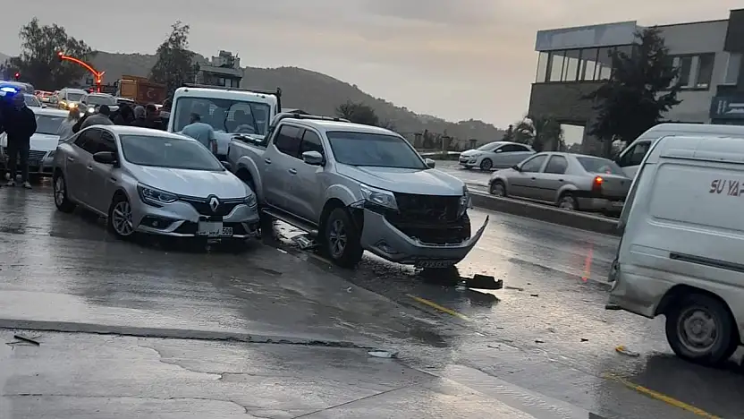 4 araçlı zincirleme kaza: 1 kişi yaralandı
