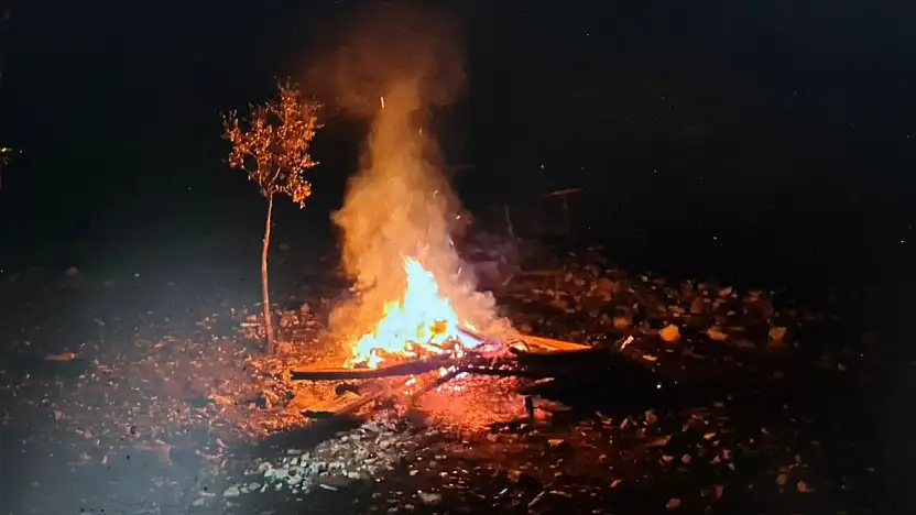 Ağaçlık alanda yakılan ateş ekipleri alarma geçirdi