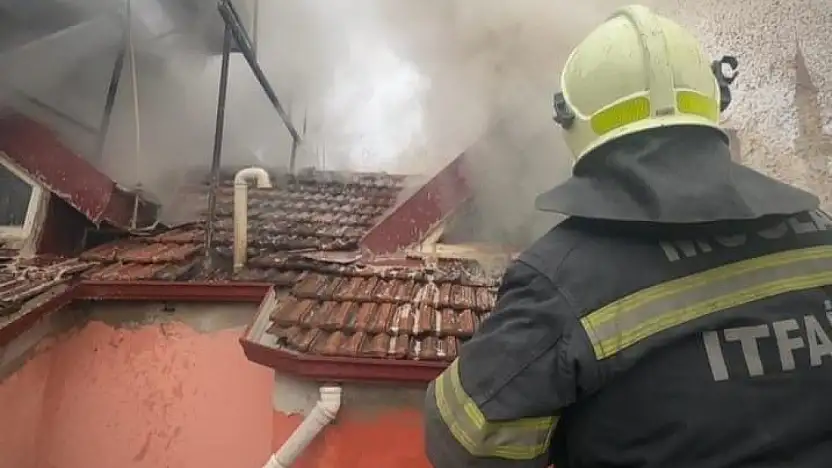 Alevler çatı katını sardı mahallede Panik anları