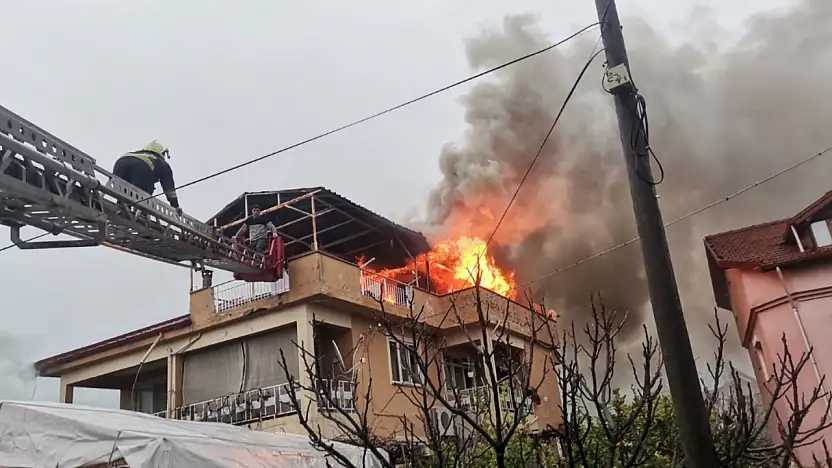 Alevler içinde mahsur kaldı son anda kurtarıldı