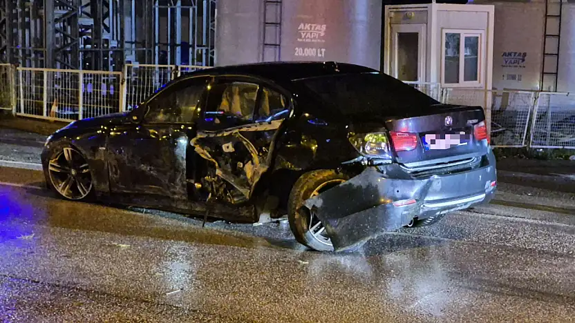 Alkollü sürücü refüje çıktı