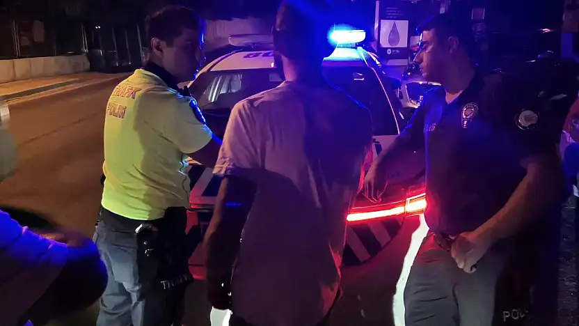 Alkollü ve ehliyetsiz motorcu kaza yapıp motorunu yakmaya kalktı !