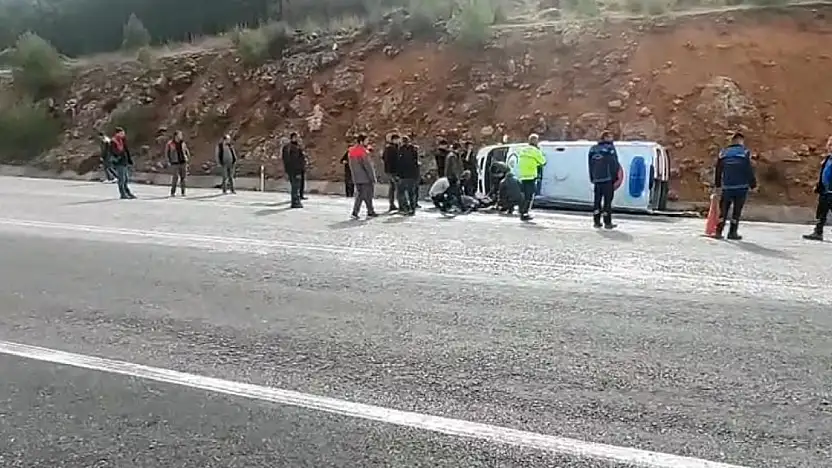 Ambulans yan yattı sağlıkçılar yaralandı