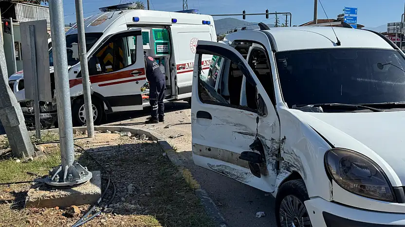Ambulansla ticari araç çarpıştı 2 yaralı
