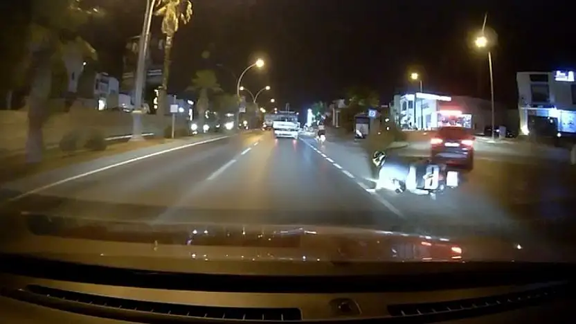 Ani şerit değiştiren sürücü, motosikletliyi yaraladı