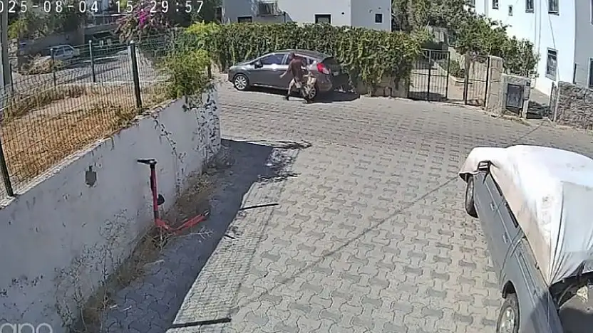 Araplar sokak yine gündemde ! bu kez park halindeki aracı çizdi !