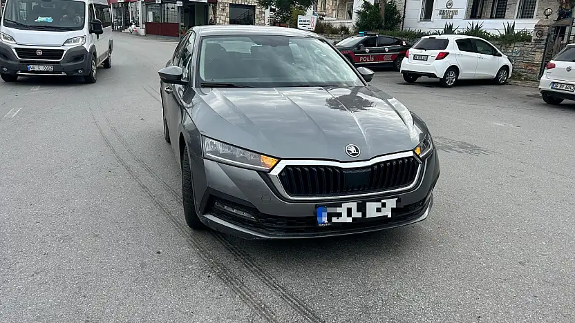 Benzin bitti diye aracını yolun ortasında bırakıp gitti