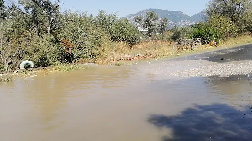 Bitez'de aynı noktada yine isale hattı patladı ! bu israfın hesabını kim verecek?