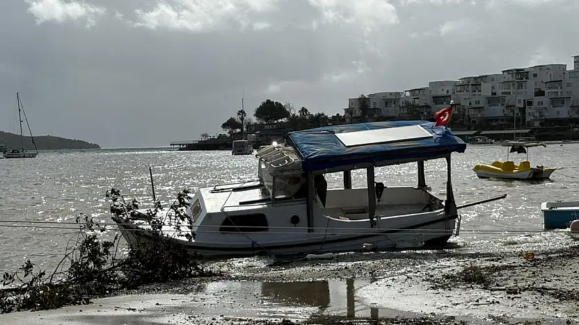 Bitez Sahili'nde fırtına: tekneler sulara kapıldı