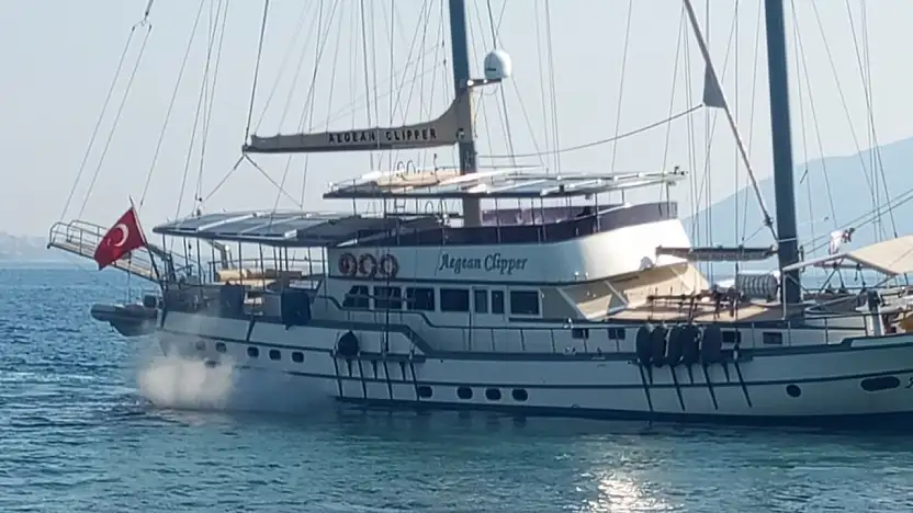 Bodrum açıklarında tekne karaya oturdu