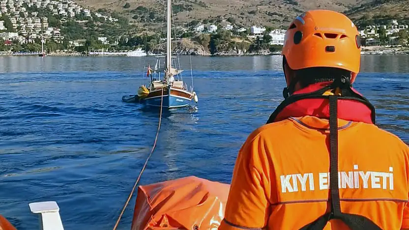 Bodrum'da arızalanan ve içinde 2 kişi bulunan tekne KIYEM ekiplerince kurtarıldı