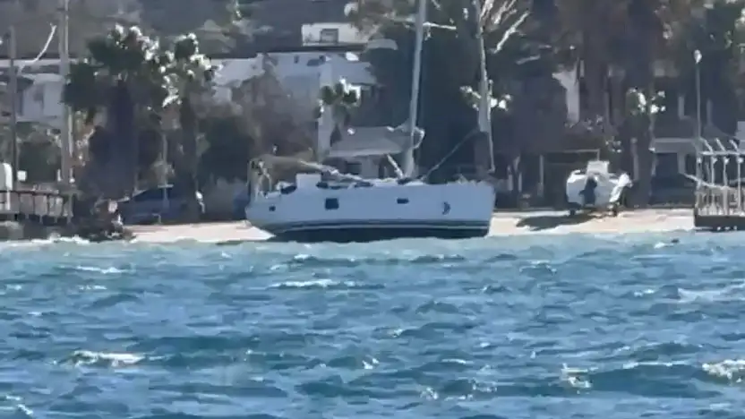 Bodrum'da fırtına etkili oldu yelkenli tekne karaya oturdu