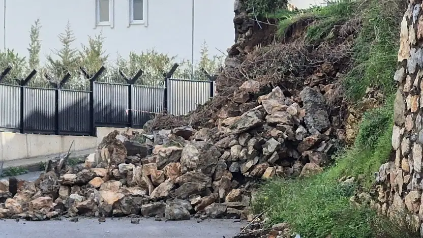 Bodrum'da istinat duvarı çöktü yol trafiğe kapatıldı