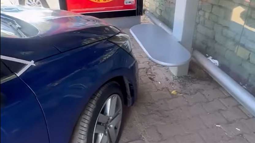 Bodrum'da otopark krizi büyüyor: vatandaşlar kaldırıma ve dolmuş durağına park ediyor