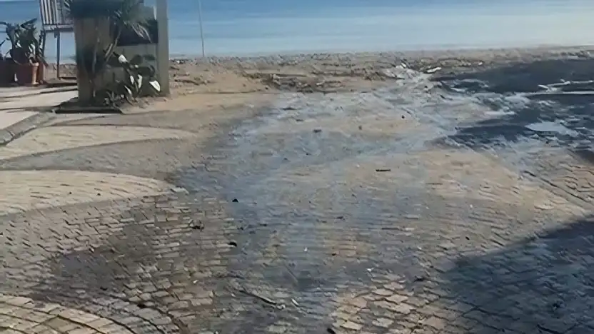 Bodrum'da patlak iki gündür denize akıyor