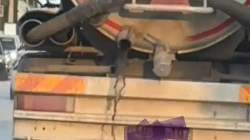 Bodrum'da tepki çeken görüntü: atık su tankeri yola pislik saçtı