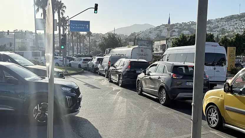 Bodrum'da Trafik Çilesi ! Gümbet Kavşağı'nda Her Gün Aynı Kabus !