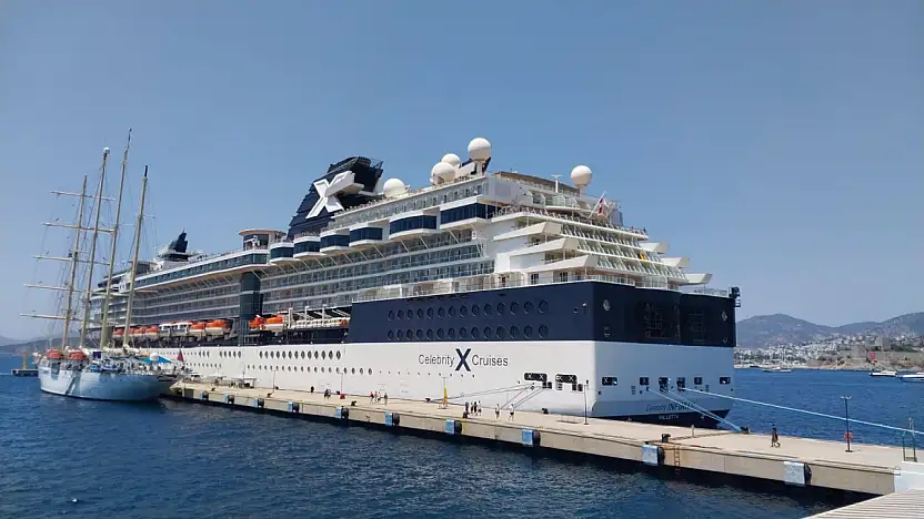 Bodrum Limanı'na iki dev yolcu gemisi geldi