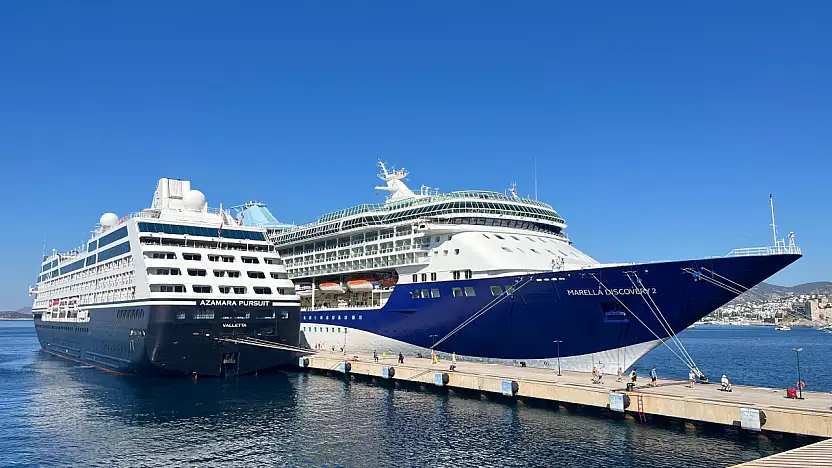 Bodrum Limanı'nda İki Dev Kruvaziyer!