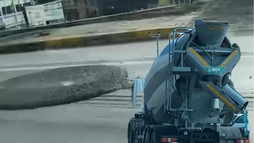 Bu kadar sorumsuzluk olmaz! Beton mikseri yola harç boşalttı, trafiği hiçe saydı
