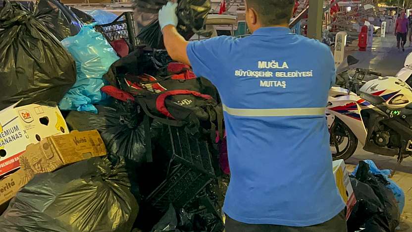 Büyükşehir Belediyesi Bodrum'u rezil etti: Çöpler yol kenarında, turistler şaşkın