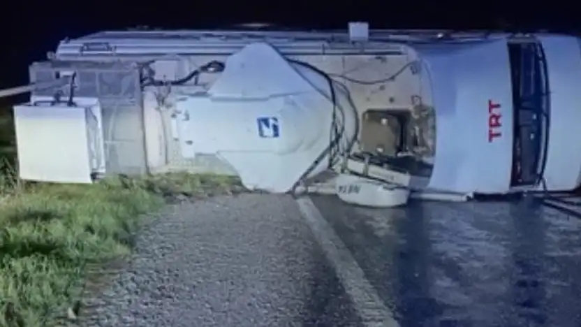 Canlı yayın aracı refüje çıkarak yan yattı