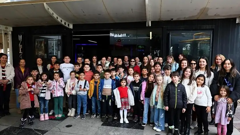 Çocuklara sürpriz sinema gösterimi