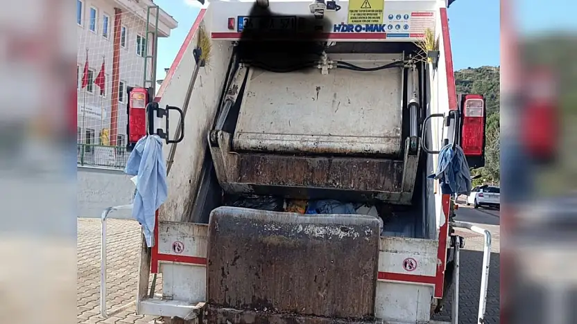 Çöp kamyonu yayaya çarptı kadın ağır yaralı