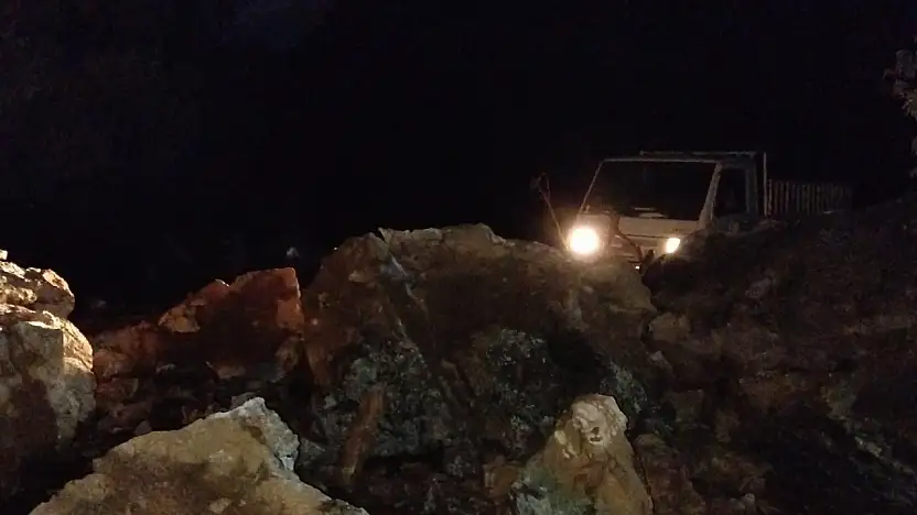 Dev kayalar orman yolunu kapattı