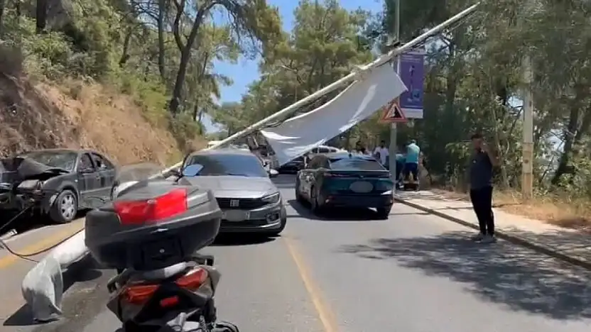 Direk otomobilin üzerine devrildi !