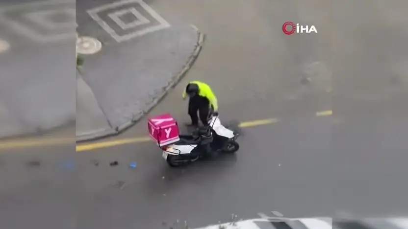 Duyarlı motokurye su mazgalında biriken çöpleri temizledi