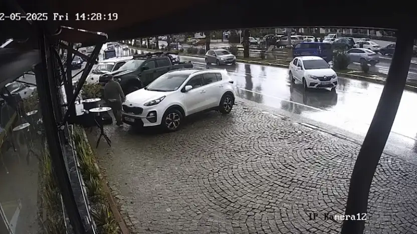 El freni çekilmeyen otomobil kazaya sebep oldu