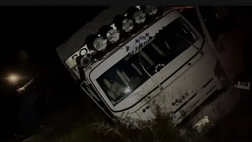 Elma yüklü kamyon köprüde asılı kaldı