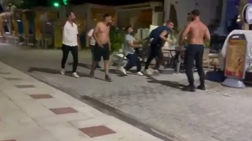 Esnafı silahlı vuran şahsı, vatandaşlar yakalayıp darbetti