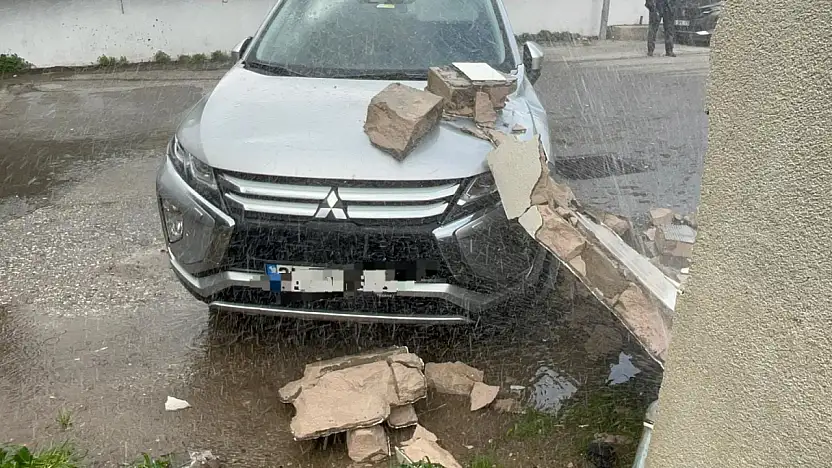 Fırtına duvarı aracın üzerine devirdi