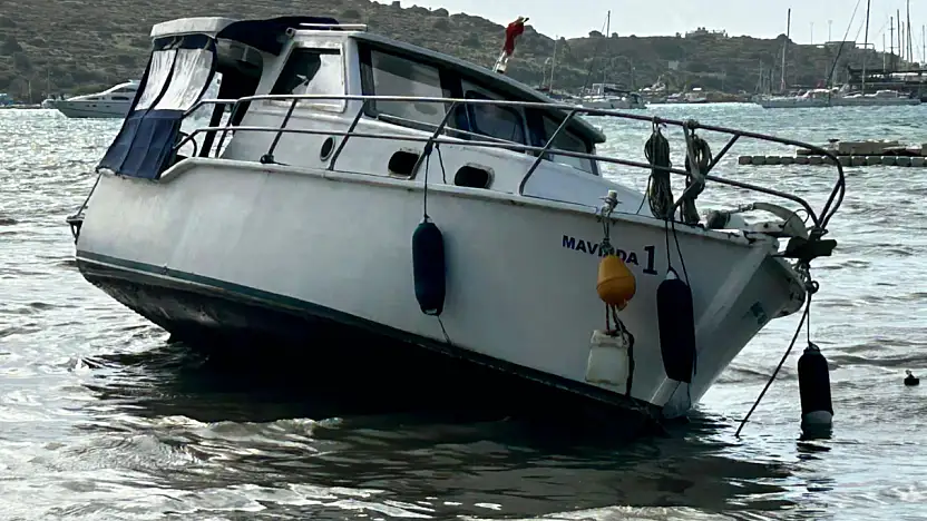 Fırtına tekne ve kayıkları karaya sürükledi