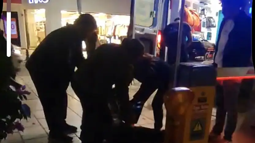 Genç fenalaşarak yere yığıldı