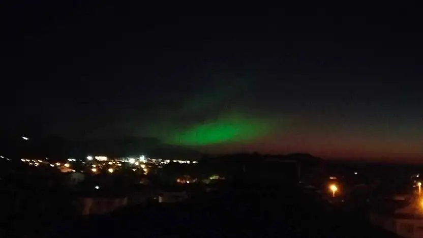 Gökyüzü mor ve yeşile büründü