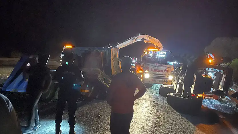 Gübre yüklü traktör tünel çıkışında devrildi!