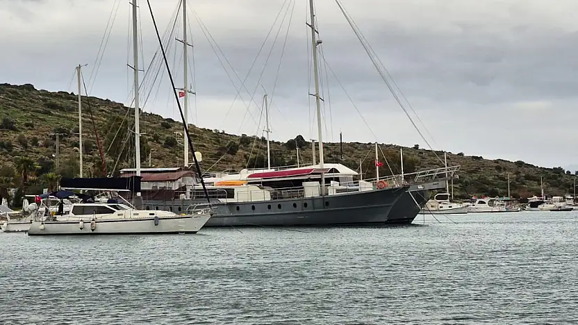Gümbet Koyu'nda bağlanan tekneler kaldırılıyor