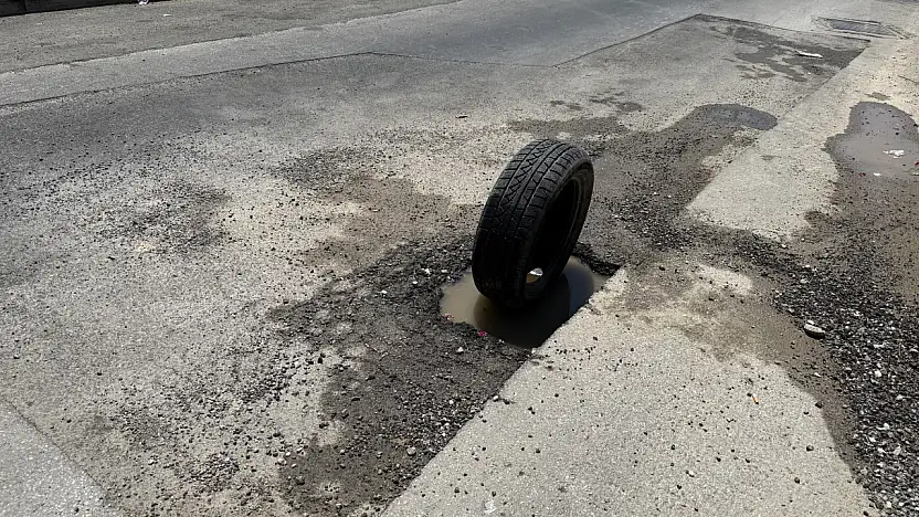 Gümbet'te asfalt çöktü, sürücüler tuzağa düşüyor !