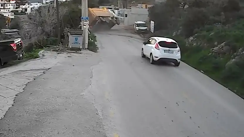 Hafriyat kamyonu devrildi kaza anı kamerada
