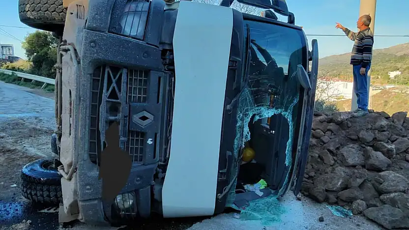 Hafriyat Kamyonu Devrildi Sürücü Yaralandı