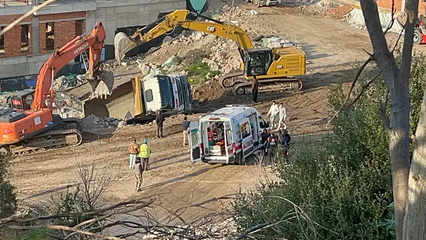 Hafriyat kamyonu yan yattı sürücü yaralandı