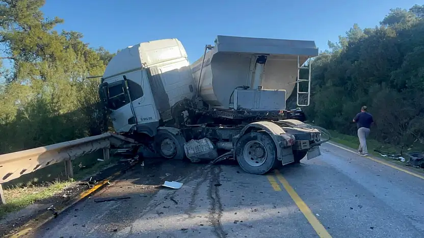 Hafriyat tırı otomobille çarpıştı 2 yaralı