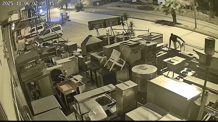 Hırsızlık girişimi güvenlik kamerasına yakalandı