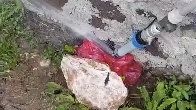 İki haftadır boşa akan su tepki çekti