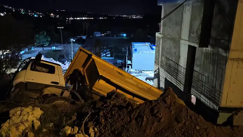 İnşaat Şantiyesinde Kamyon Devrildi: 2 Yaralı